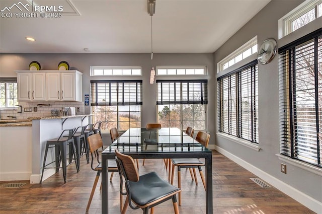 dining area with dark wood-style floors, baseboards, visible vents, and recessed lighting