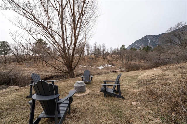 view of yard featuring a mountain view