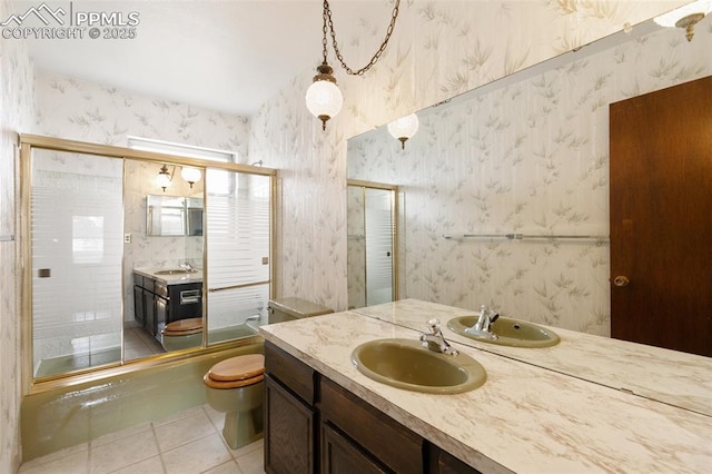 full bath featuring enclosed tub / shower combo, tile patterned flooring, toilet, and wallpapered walls