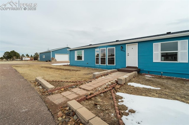 ranch-style home with entry steps