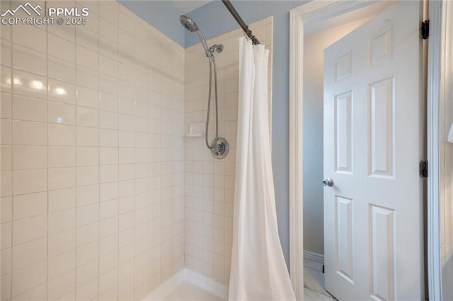 bathroom featuring a tile shower