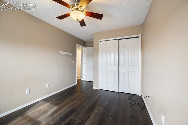 unfurnished bedroom with baseboards, a ceiling fan, dark wood-style floors, a textured ceiling, and a closet