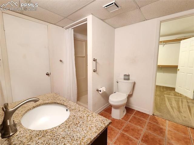 full bath featuring tile patterned floors, visible vents, a shower with curtain, toilet, and a paneled ceiling