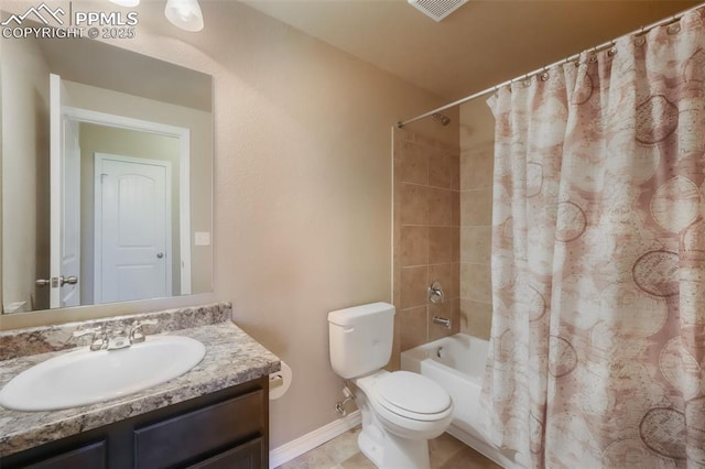 full bathroom featuring visible vents, baseboards, toilet, shower / tub combo with curtain, and vanity