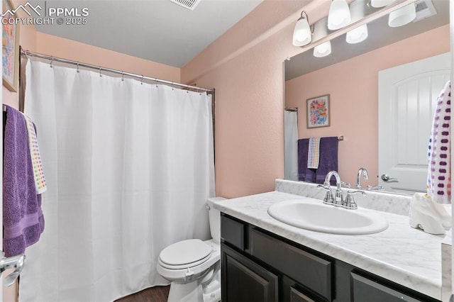 full bathroom with curtained shower, visible vents, vanity, and toilet