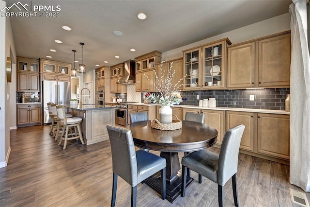 dining area featuring visible vents, dark wood finished floors, and recessed lighting