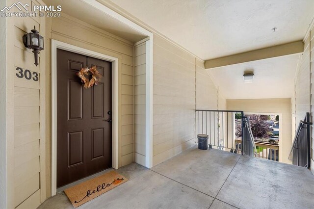 property entrance featuring a balcony