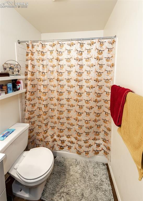 997 Magnolia St, Colorado Springs, CO 80907 - bathroom with a shower with curtain, toilet, and baseboards