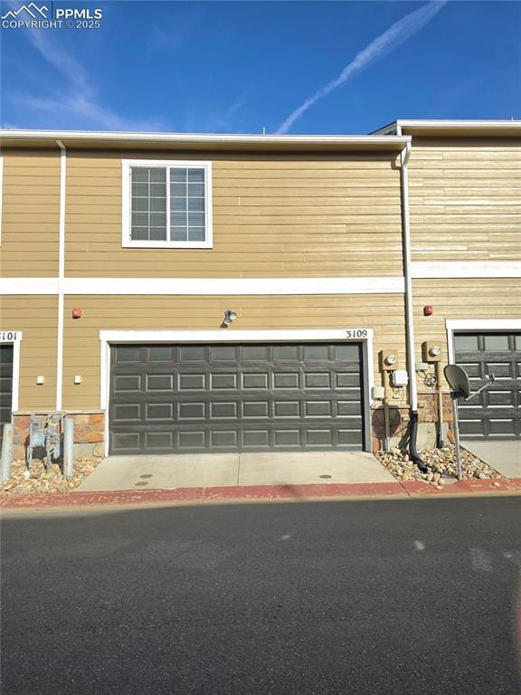 view of front facade featuring an attached garage