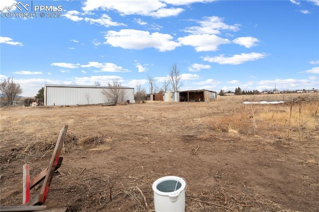 view of yard with an outbuilding