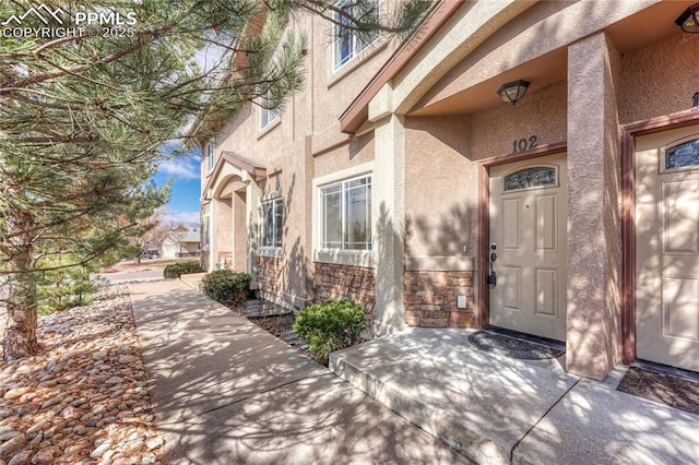 property entrance featuring stucco siding