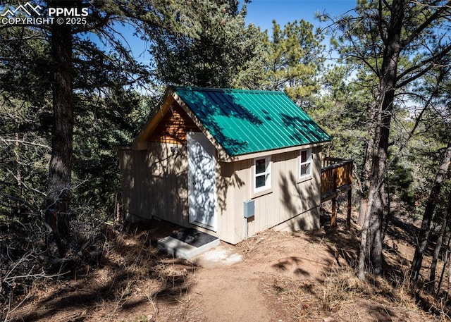 view of outdoor structure with an outbuilding