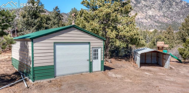 view of outdoor structure featuring an outbuilding