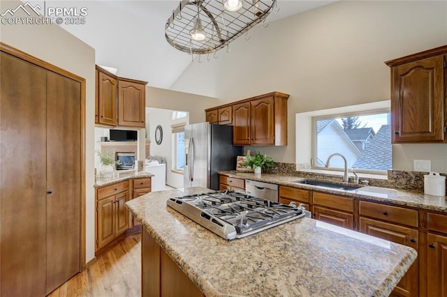 kitchen featuring a sink, plenty of natural light, a center island, and appliances with stainless steel finishes