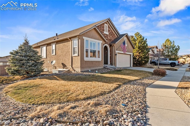 view of front of house with stucco siding, a garage, and driveway