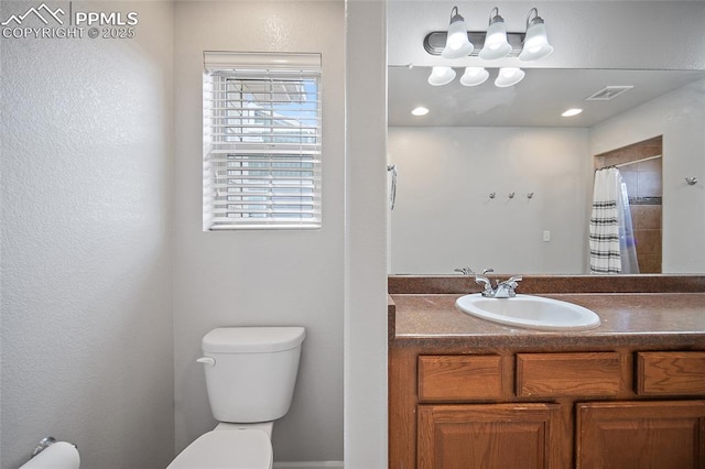 full bath with toilet, visible vents, curtained shower, and vanity