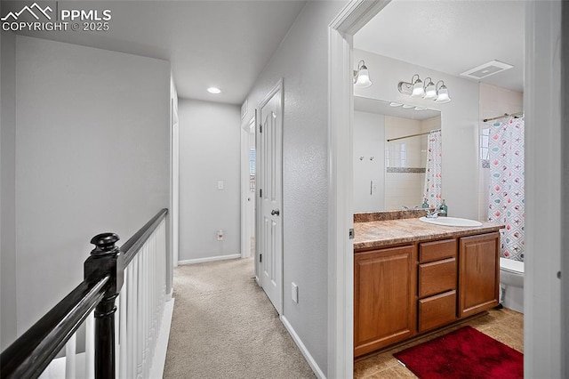 full bathroom featuring vanity, toilet, a shower with shower curtain, and visible vents