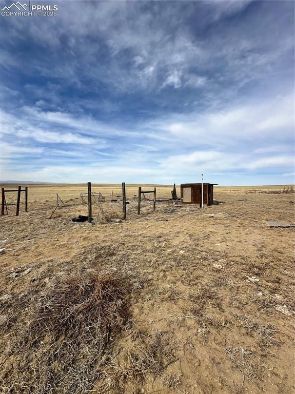 view of yard featuring a rural view