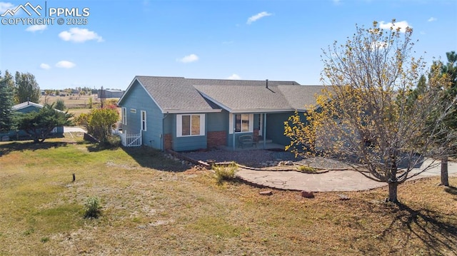 view of front of property featuring a front lawn and brick siding