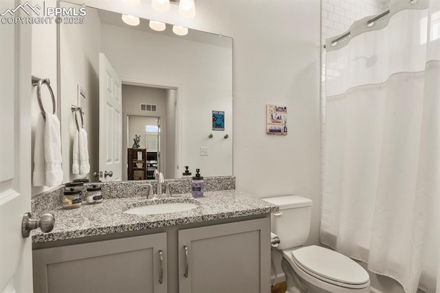 4478 Riviera Ct, Aurora, CO 80019 - bathroom featuring visible vents, toilet, vanity, and shower / bath combo