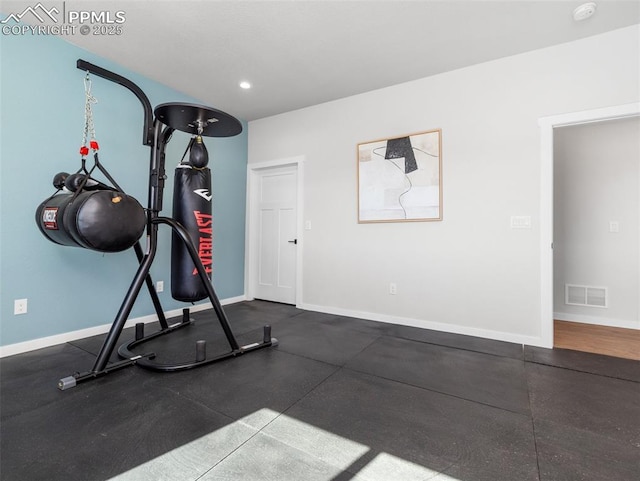 exercise area featuring visible vents, recessed lighting, and baseboards