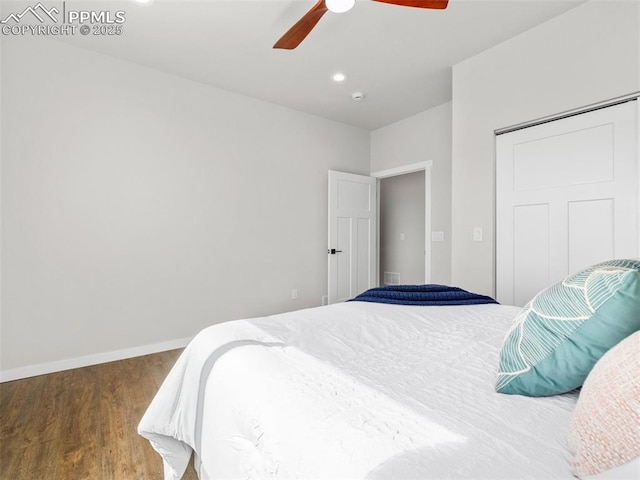 bedroom with ceiling fan, baseboards, recessed lighting, wood finished floors, and a closet