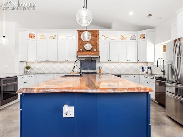 kitchen with a sink, dishwashing machine, concrete flooring, and stainless steel refrigerator with ice dispenser