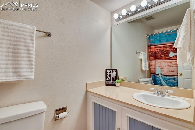 full bathroom featuring visible vents, curtained shower, toilet, and vanity