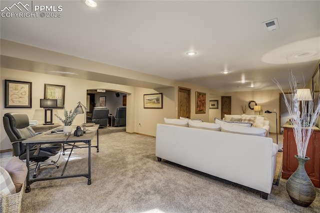 living room featuring carpet, visible vents, baseboards, recessed lighting, and arched walkways