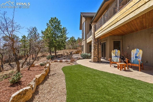 view of yard featuring a patio