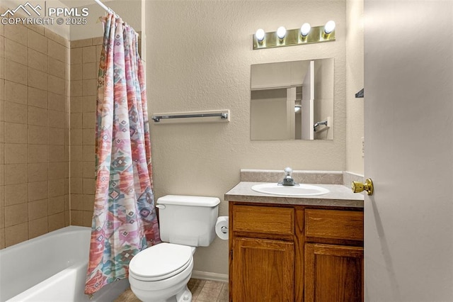 full bathroom featuring shower / bath combo with shower curtain, toilet, baseboards, vanity, and a textured wall