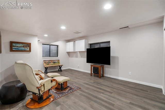 6770 Gun Club Trl, Colorado Springs, CO 80908 - living area featuring recessed lighting, visible vents, baseboards, and dark wood finished floors