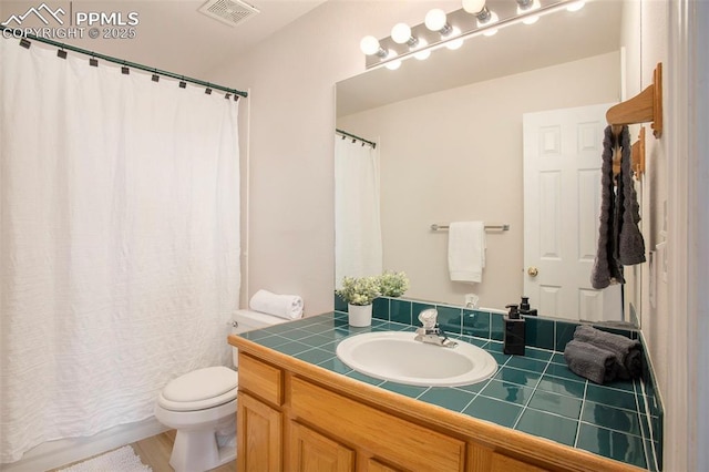3272 Capstan Way, Colorado Springs, CO 80906 - bathroom featuring a shower with curtain, toilet, vanity, and visible vents