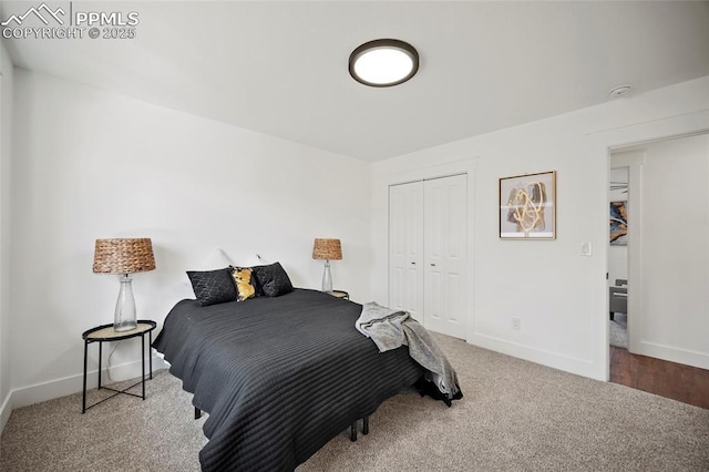 carpeted bedroom featuring baseboards and a closet