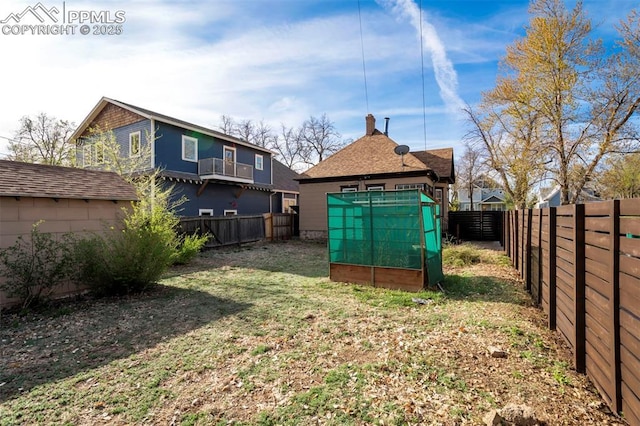 view of yard with a fenced backyard and an outdoor structure