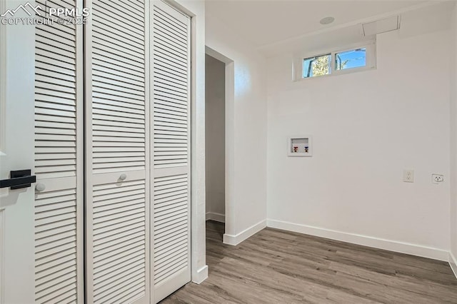 laundry area featuring light wood-style flooring, baseboards, and washer hookup
