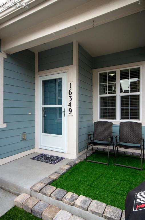 entrance to property featuring a porch