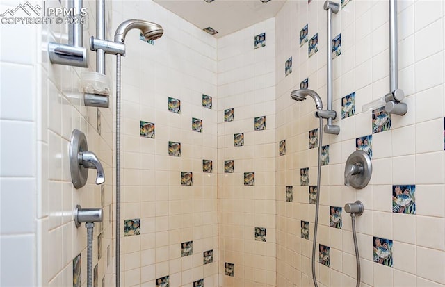 full bathroom featuring a tile shower