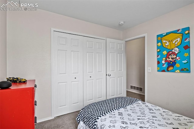bedroom with baseboards, carpet floors, visible vents, and a closet