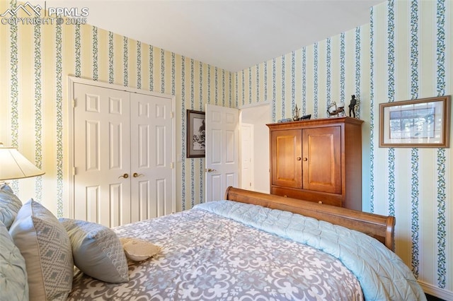 714 Southern Cross Pl, Colorado Springs, CO 80906 - bedroom with wallpapered walls and a closet
