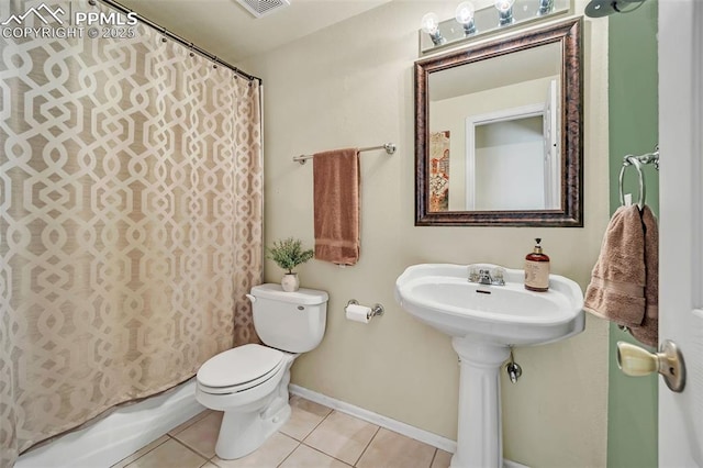 full bathroom featuring shower / bath combination with curtain, tile patterned floors, baseboards, and toilet