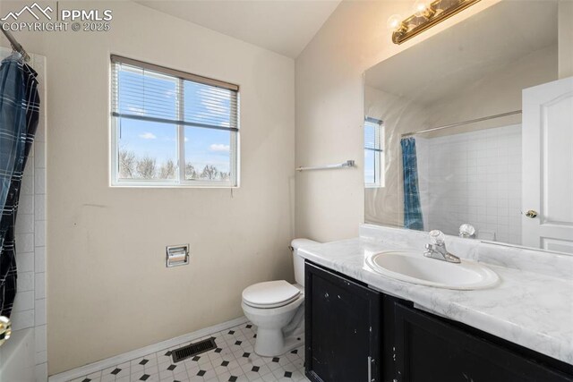 795 Ridgebury Pl, Fountain, CO 80817 - full bath with toilet, a shower with curtain, visible vents, and a wealth of natural light