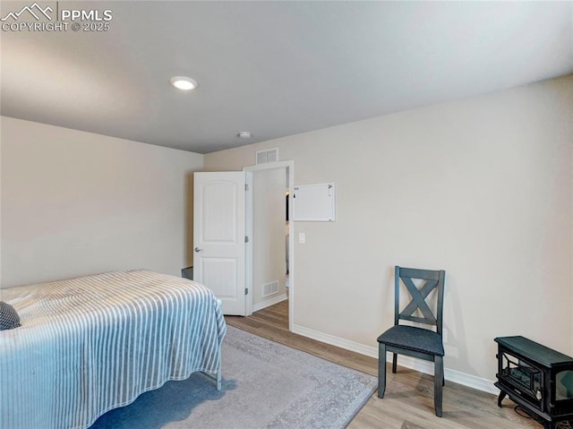 bedroom with baseboards, visible vents, recessed lighting, and wood finished floors