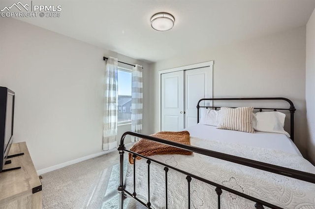 bedroom featuring a closet, baseboards, and carpet