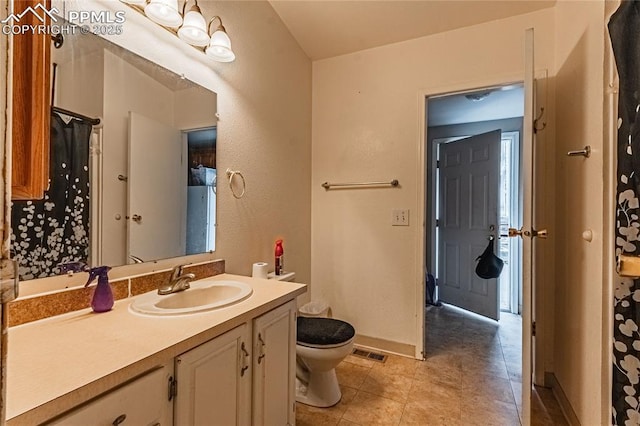 735 E Vermijo Ave, Colorado Springs, CO 80903 - bathroom featuring tile patterned floors, toilet, baseboards, visible vents, and vanity