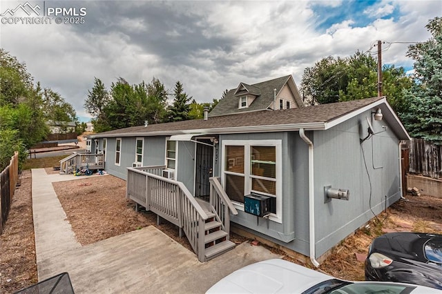 735 E Vermijo Ave, Colorado Springs, CO 80903 - view of front facade with fence and a shingled roof