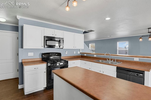 kitchen featuring crown molding, a sink, a textured ceiling, black appliances, and visible vents
