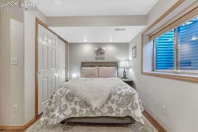 bedroom featuring baseboards, a closet, recessed lighting, and visible vents