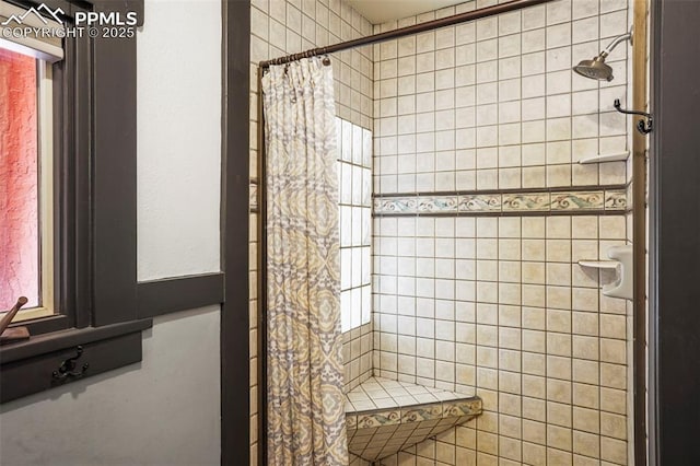 bathroom featuring a tile shower