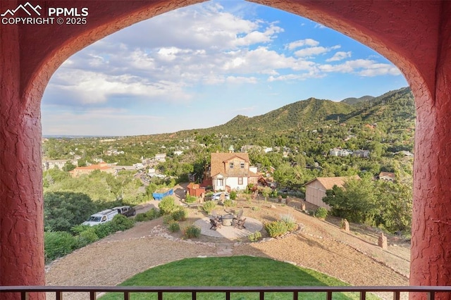 view of yard with a mountain view